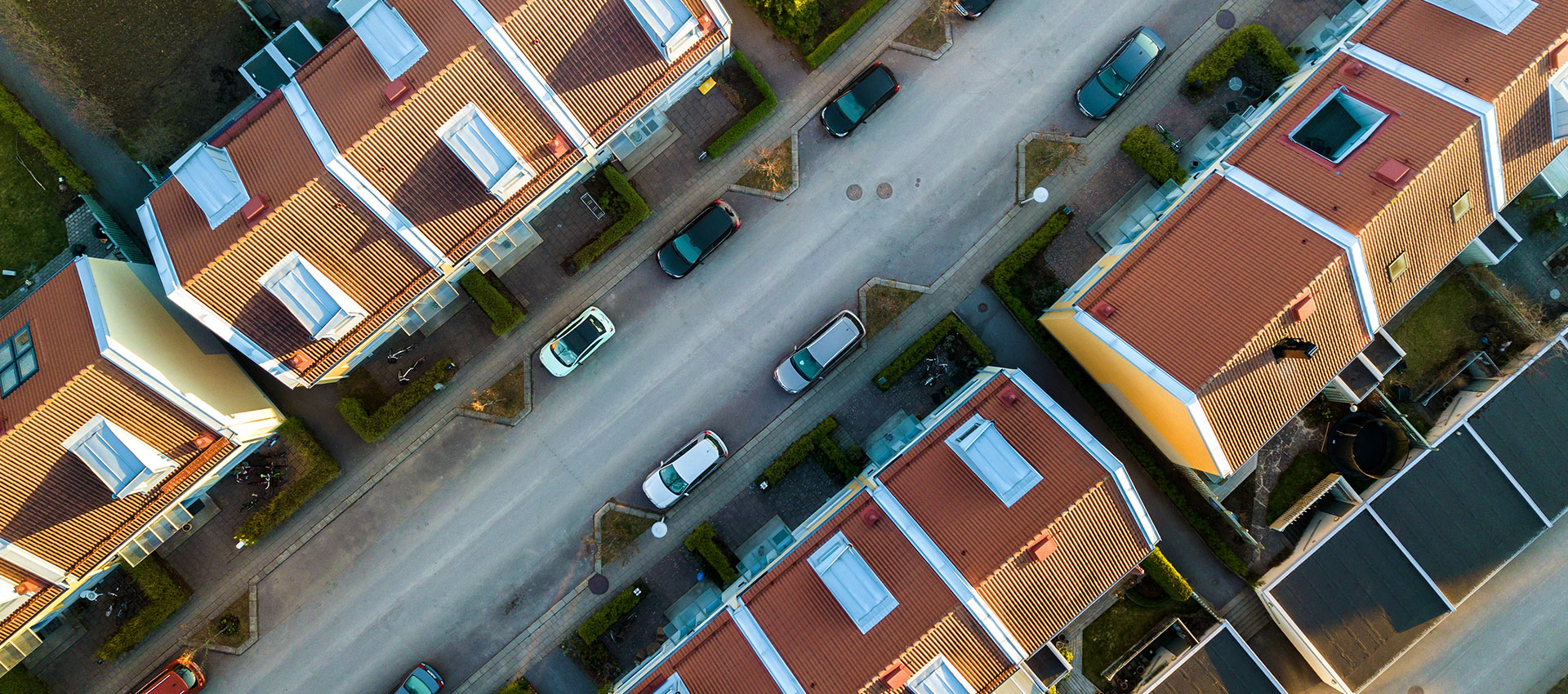 Umeå Energi bidrar till gemenskapens anslutning med en rad av hus i ett bostadsområde, symboliserar potentiell bredbandsutbyggnad.